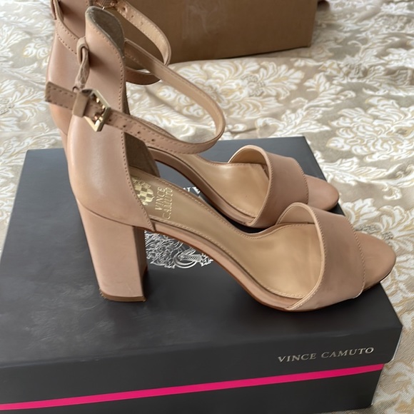 Vince Camuto- size 8.5 - Picture 6 of 11
